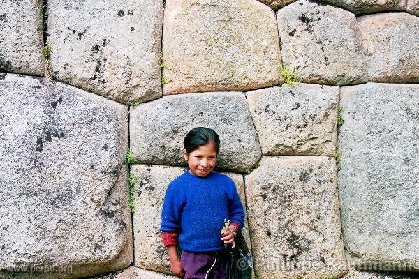 Petite bergre posant devant un mur inca, Cuzco