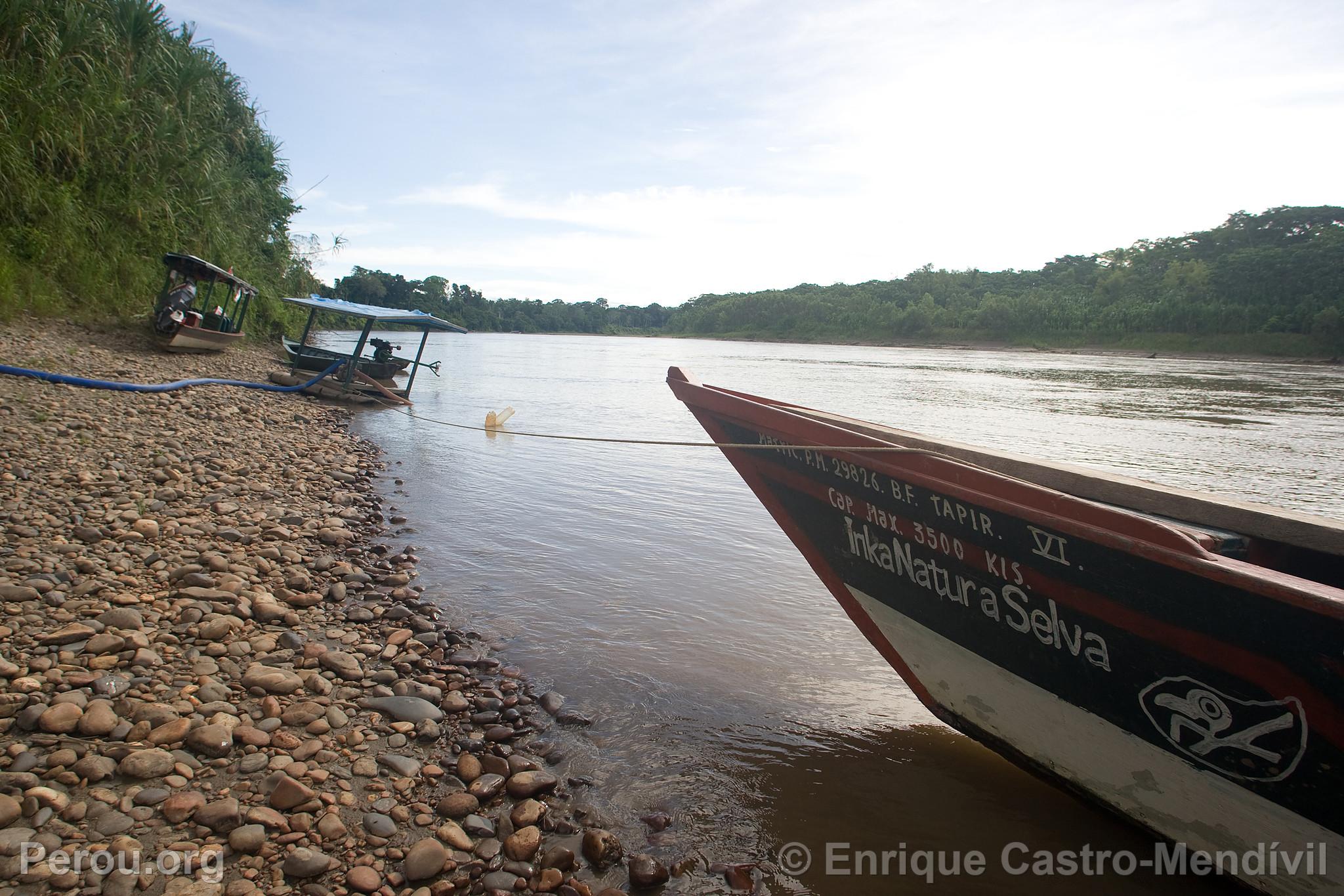 Bateau sur le fleuve Manu