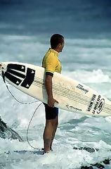 Surfeur sur une plage du sud