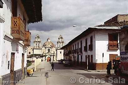 Rue et église de Cajamarca