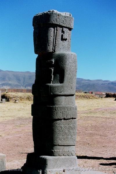 Tiahuanaco - Un totem sur la place centrale : Dieu, guerrier, prêtre ?