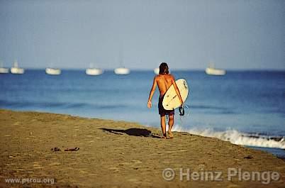 Surfiste à Punta Sal