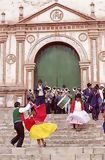Danses façe à l'église de la Asunción (Puno)