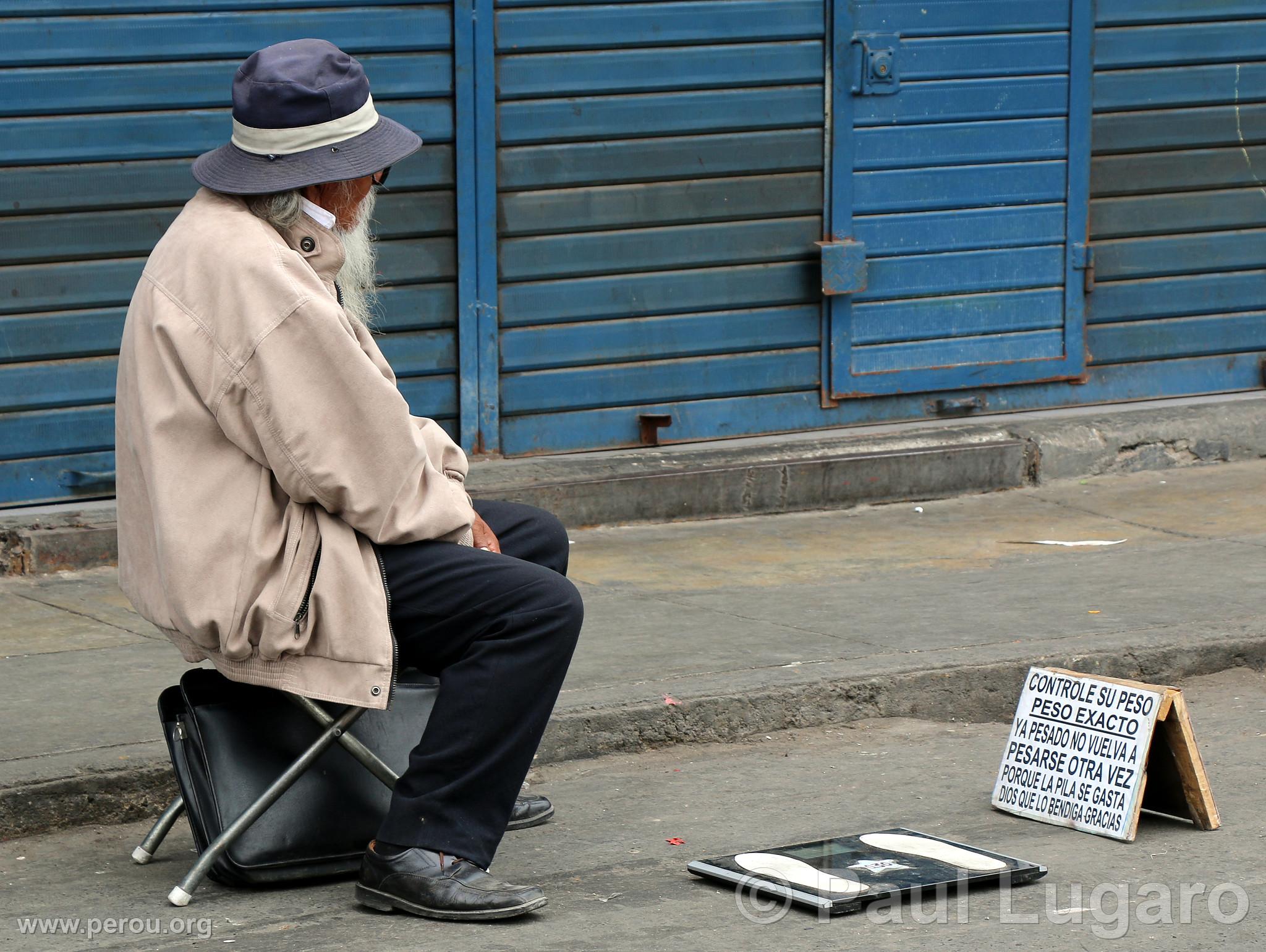 Vendeur proposant de se peser, Lima