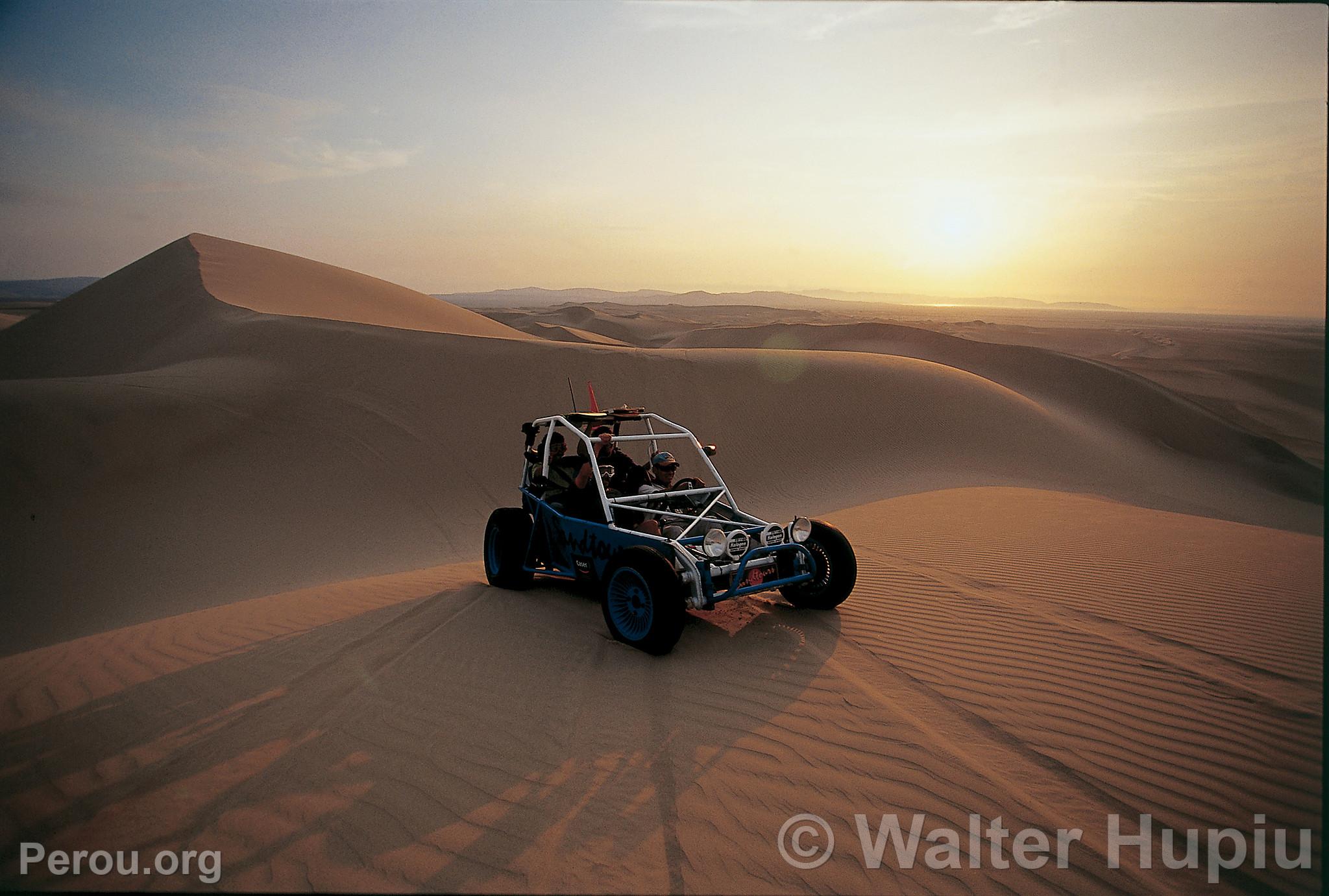 Buggy dans le désert d'Ica