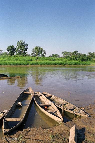 Embarcations sur la rive d'un fleuve