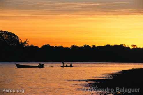 Coucher de soleil sur le fleuve Tambopata