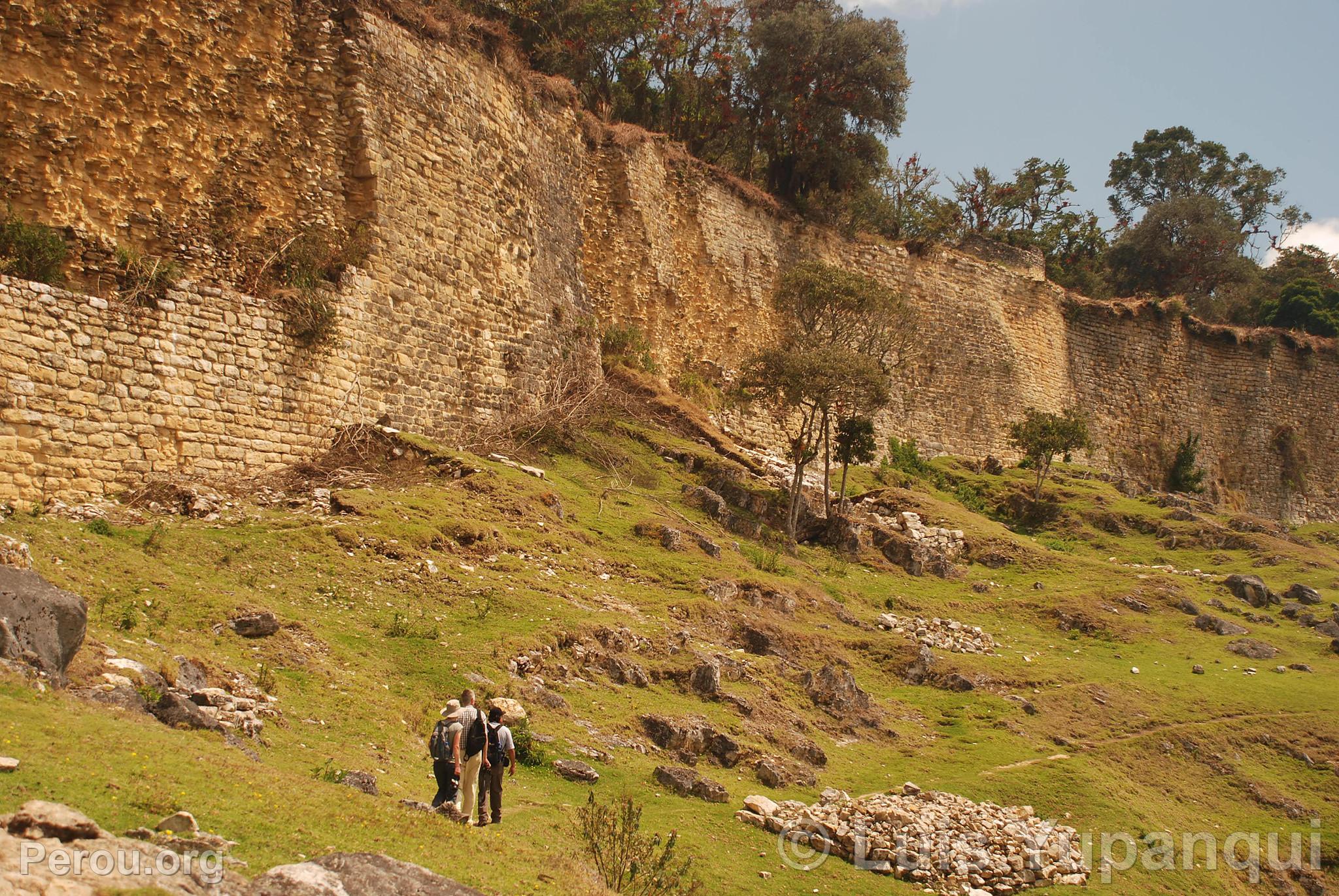 Touristes  la Forteresse de Kulap