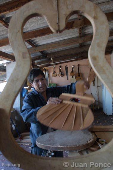 Fabrication de guitares dans l'atelier de la famille Lagos, Ayacucho