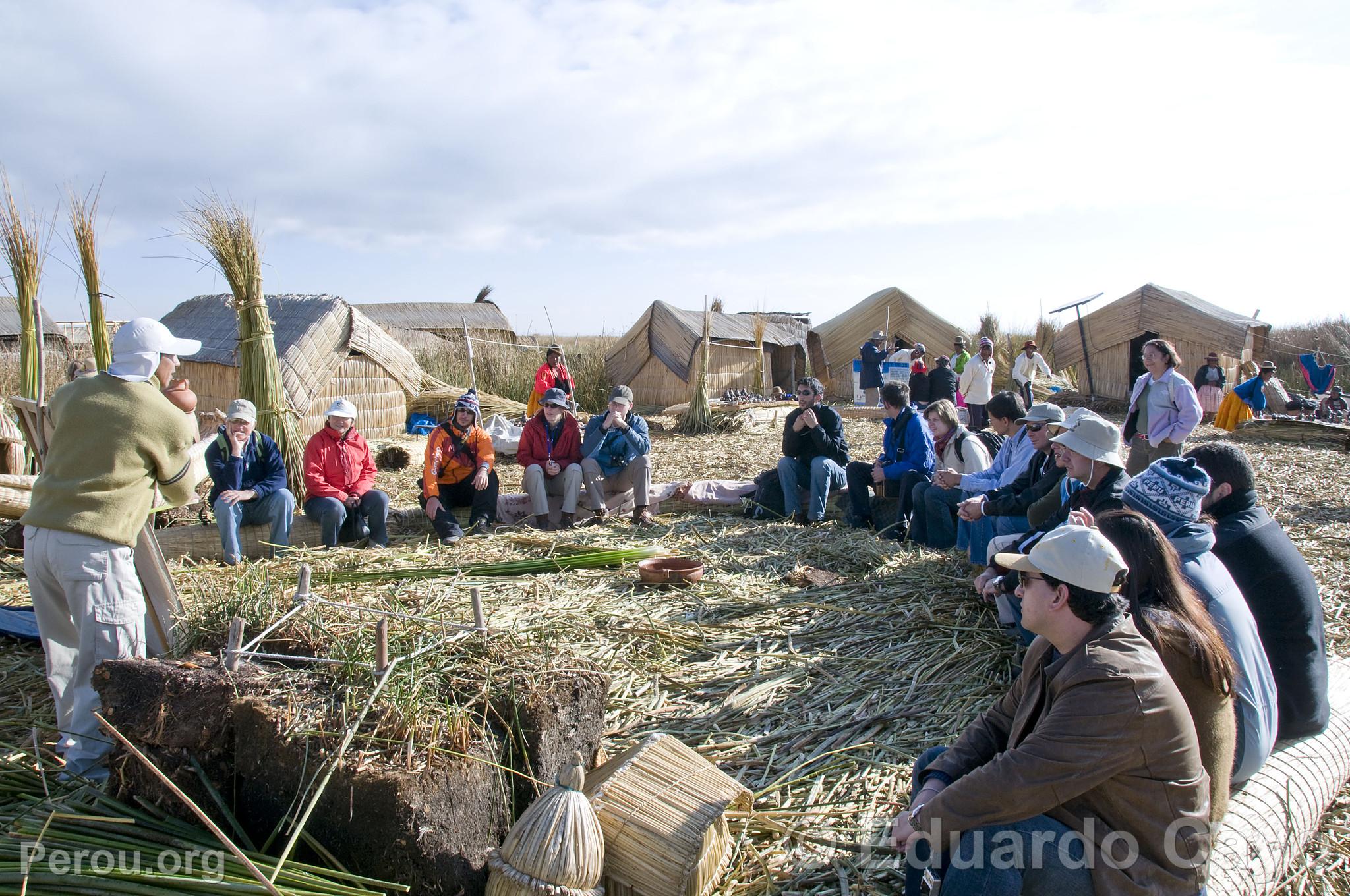 Touristes sur les les de los Uros