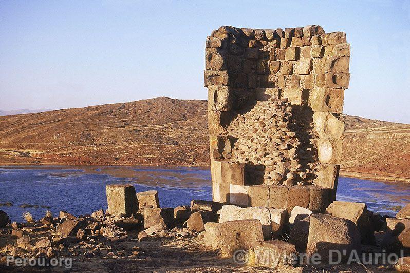 Chullpa au bord du lac Umayo, Sillustani