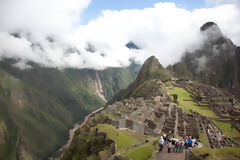 Touristes dans la citadelle de Machu Picchu