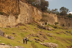 Touristes  la Forteresse de Kulap