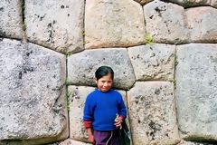 Petite bergre posant devant un mur inca, Cuzco