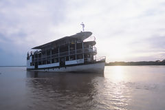 Transport de touristes sur le fleuve Amazone